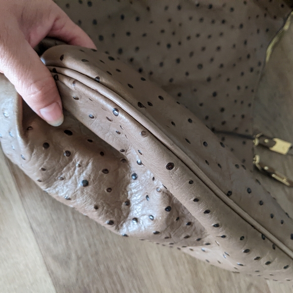GILI🔥 Ostrich Embossed Hobo Bag - Picture 12 of 17